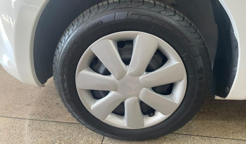 
								Nissan March  1.0 full									